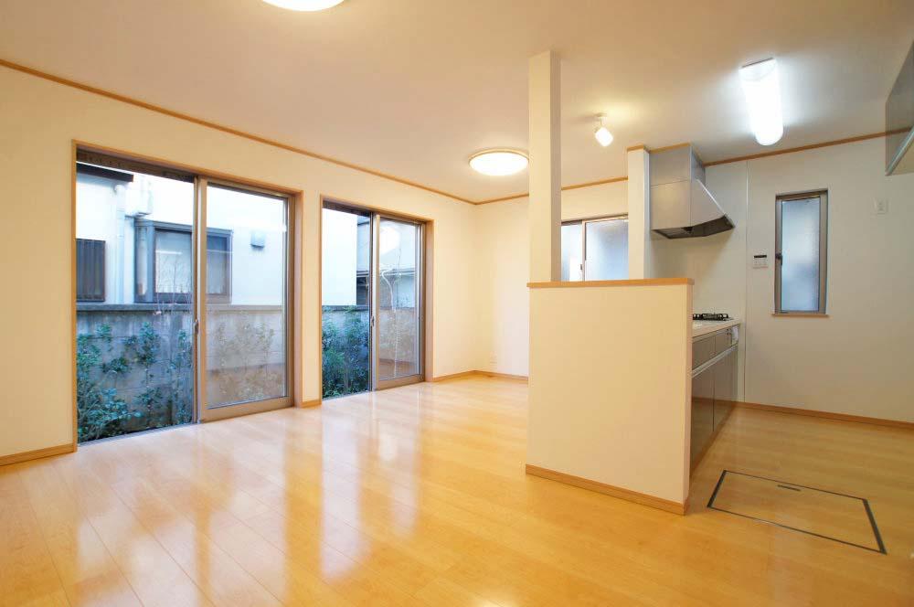 Living. The living is equipped with a small storage. 