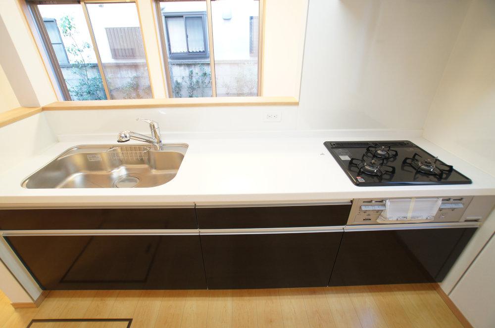 Kitchen. Under the floor is with storage system Kitchen. It is a popular face-to-face. 