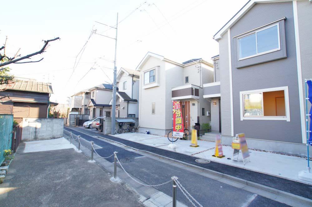 Local photos, including front road. Car Street also less, Small children is also safe. 