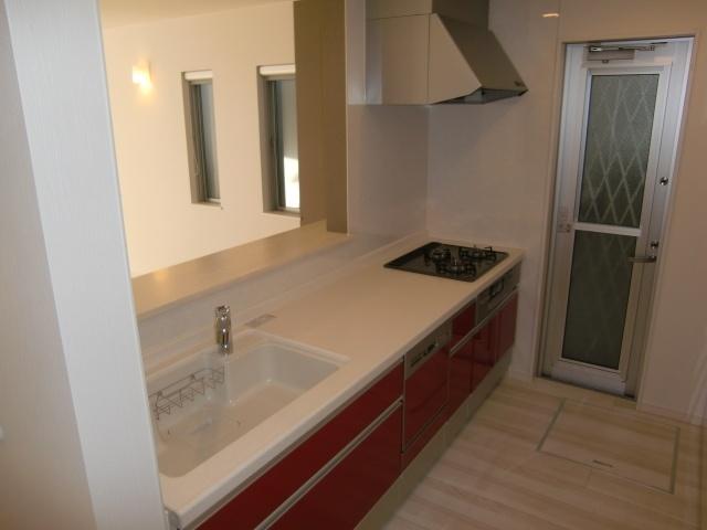 Kitchen. Dishwasher ・ It is an open kitchen with water purifier. It attaches also back door. 