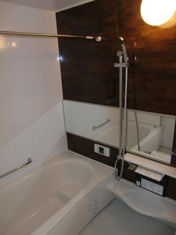 Bathroom. Bathroom Dryer ・ Wide mirror ・ It contains the popular advanced specifications such as slide hook. 