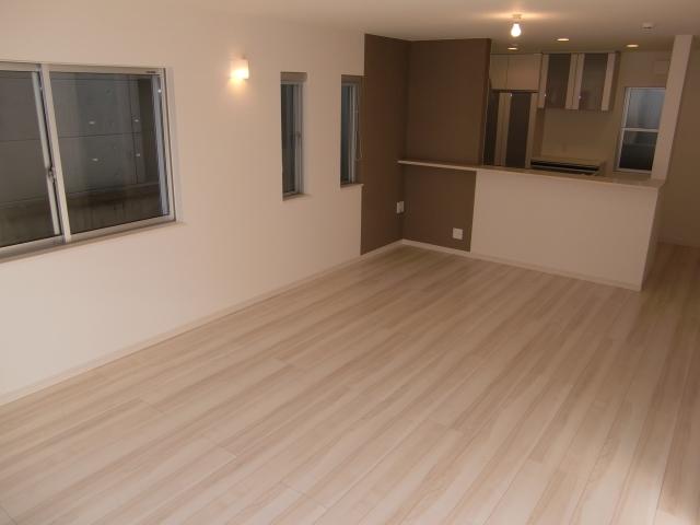 Living. Living room with floor heating. Accent Cross and open kitchen, There is a sense of quality for flooring color. 