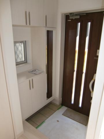 Entrance. It is housed rich entrance. On the left there is also a foyer closet. There is also of course only mirror. 