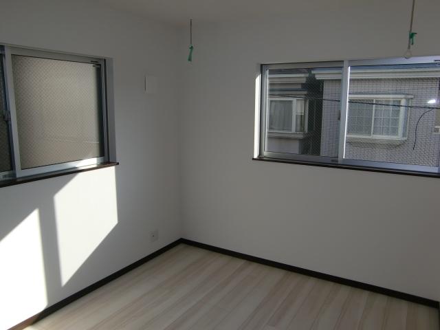 Non-living room. East side Western-style. 