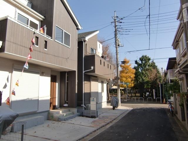 Local photos, including front road. Front road is a public road. Car loading and unloading is also easy. Park looks in the back is, It has become a children's recreation area. 