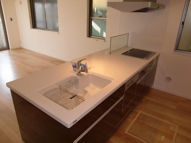 Kitchen. Cafe style kitchen, In artificial marble top and sink, Very stylish. Dishwasher ・ It is with a water purifier.