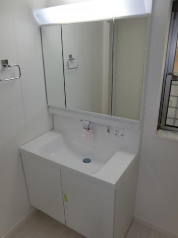 Toilet. Shampoo dresser senior wide three-sided mirror specification.