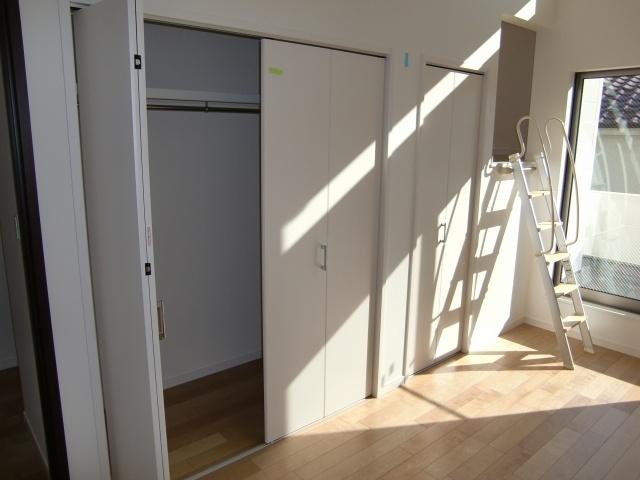 Receipt. West Western-style is of the storage. There are two places there is storage capacity. The right side is the loft.