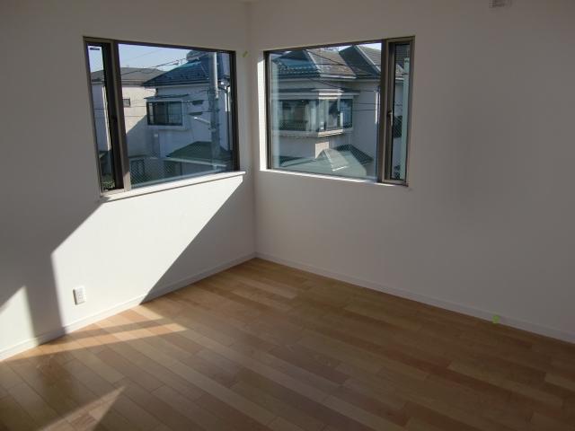 Non-living room. East side Western-style. Optionally using a large one surface of glass on two corners, It has both the appearance and brightness.