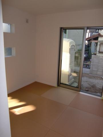 Non-living room. Is a Japanese-style room. It is those Ryukyu tatami specification.