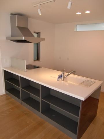 Kitchen. Living side of the kitchen has become the shelf. I think that it is quite convenient.