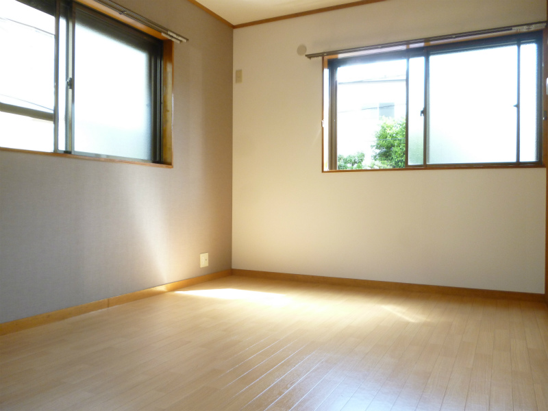 Other room space.  ☆ North Western-style