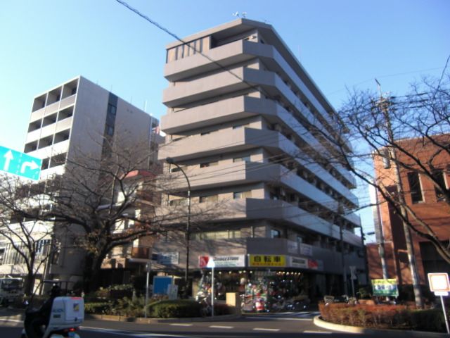 Building appearance. Nakamurabashi is close to the auto-lock with Mansion Station. Shops often