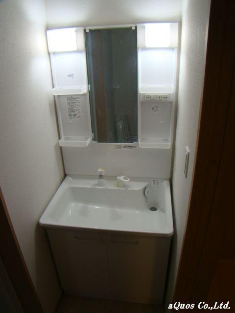 Wash basin, toilet. Indoor (12 May 2013) Shooting