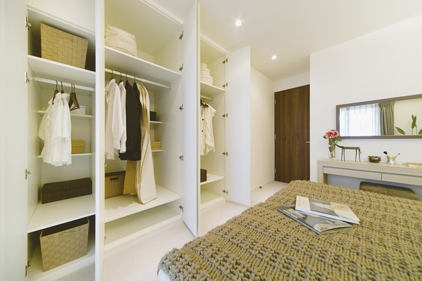 Western-style (1) to provide a triple closet. Convenient you can store plenty