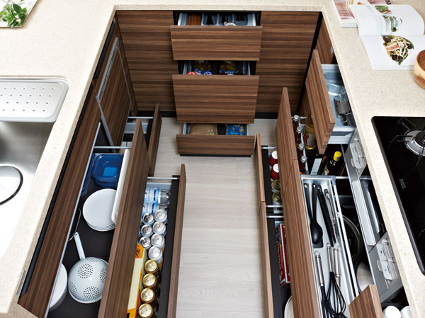 Kitchen.  [All slide storage] Under-counter storage is also taken out easily slide drawer back of the thing.  ※ Except for some