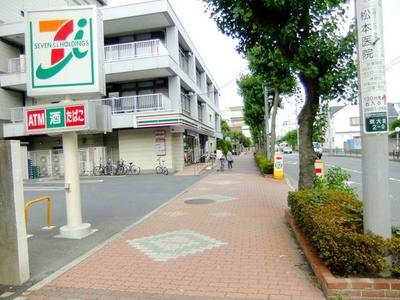 Convenience store. 300m to Seven-Eleven (convenience store)