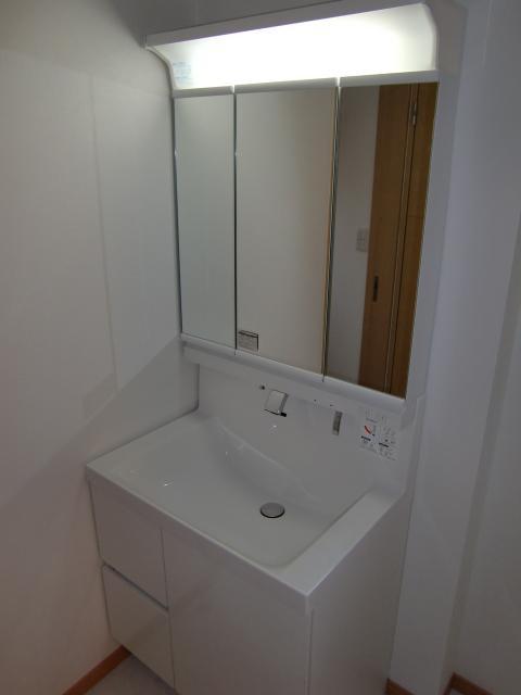 Wash basin, toilet. Shampoo dresser of the property, which was completed in earlier. This property also contains the popular three-sided mirror specification.