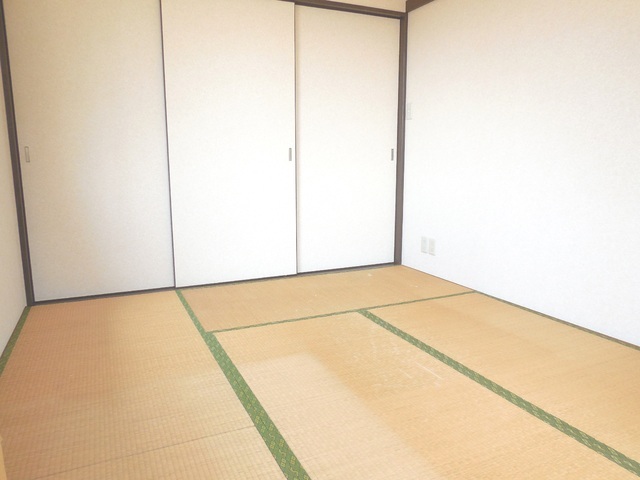 Living and room. There is also a mood to settle Japanese-style room. 