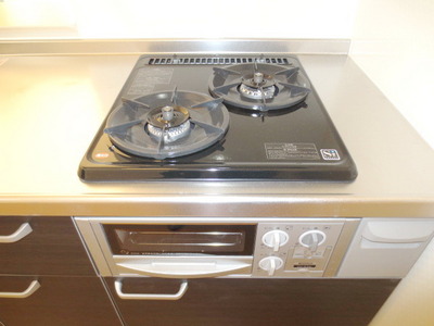 Kitchen. Two-burner stove ・ With grill