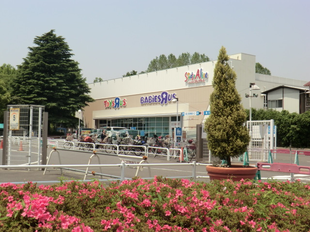 Shopping centre. 320m to shopping (shopping center)