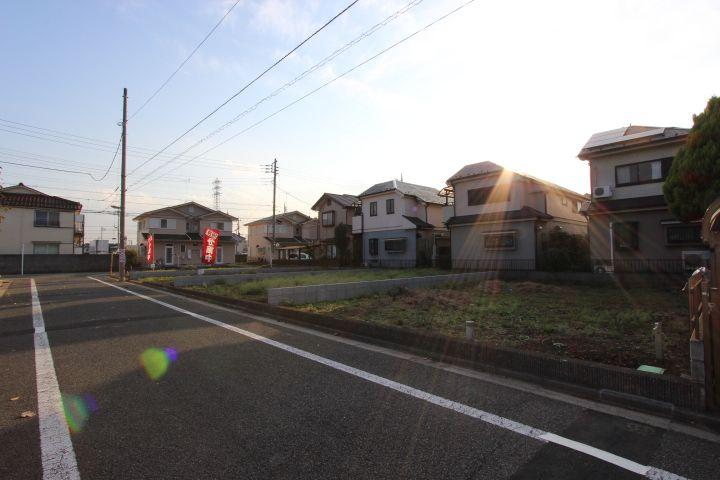 Local photos, including front road. Oizumigakuen Uchi