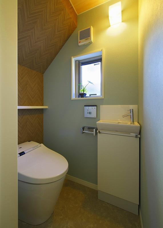 Toilet. 2 places both with bidet