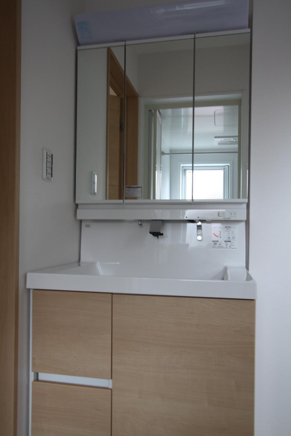 Wash basin, toilet. Indoor (10 May 2013) Shooting