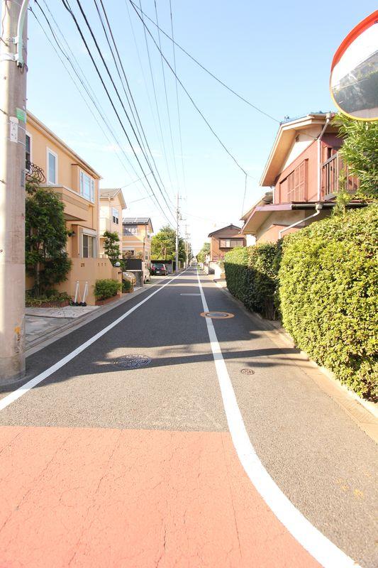 Local photos, including front road. Oizumigakuen New construction