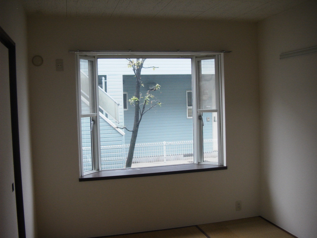 Other room space. Sum 6-mat with a bay window