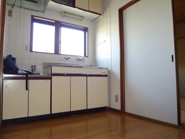 Kitchen.  ☆ Minis is "52.5% of the brokerage fee is rent." ☆