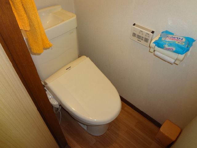 Toilet.  ☆ Minis is "52.5% of the brokerage fee is rent." ☆