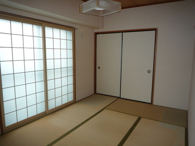 Living and room. Japanese-style room 6 quires, Yes storage (closet)