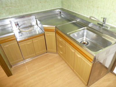 Kitchen. Gas stove 2 burners installed Allowed L-shaped kitchen