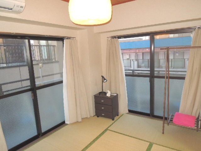 Other room space. Two-sided lighting ・ Storage with Japanese-style room 6 Pledge of 1 minute between the