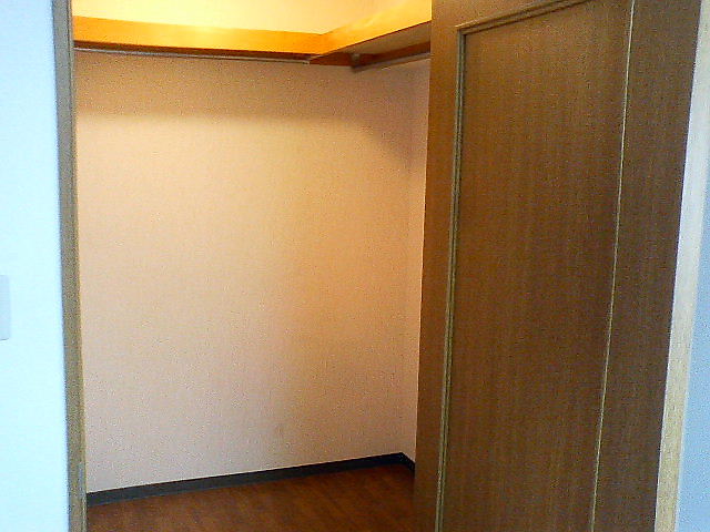 Receipt. Enormously wide storage! Walk-in closet with