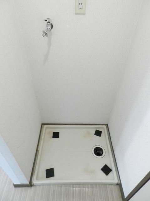 Other room space. Washing machine storage is located in the room