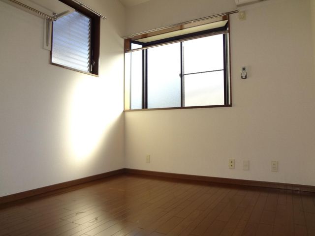 Entrance. Bright room with two-sided lighting