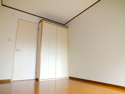 Living and room. Is convenient closet also be hung long clothes