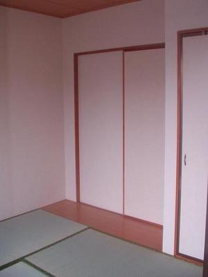 Living and room.  ☆ There is also sufficient storage of Japanese-style room!  ☆ 