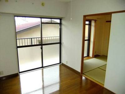 Living and room. Balcony side Western-style (flooring)