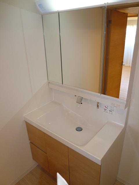 Wash basin, toilet. Ease of use is good also equipped with a drawer storage.