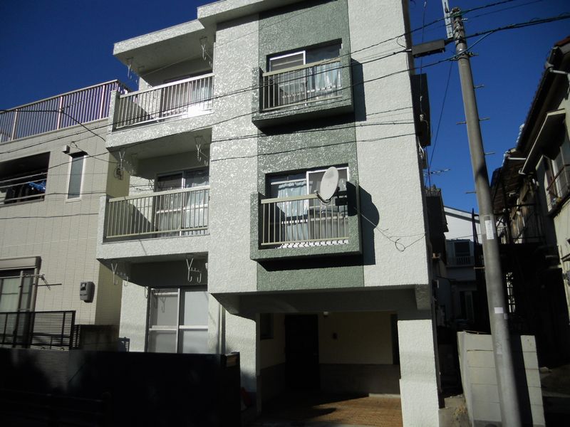 Building appearance. Reinforced concrete three-story single detached