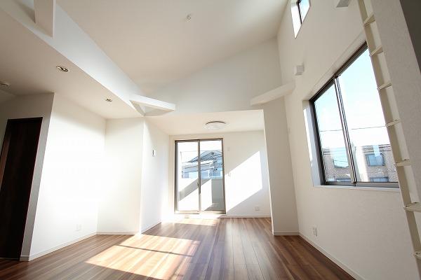 Living. B Building Living (November 30, 2013) Shooting