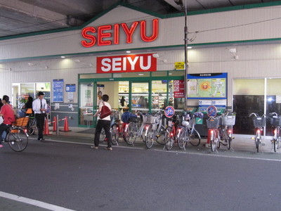 Supermarket. Seiyu to (super) 383m
