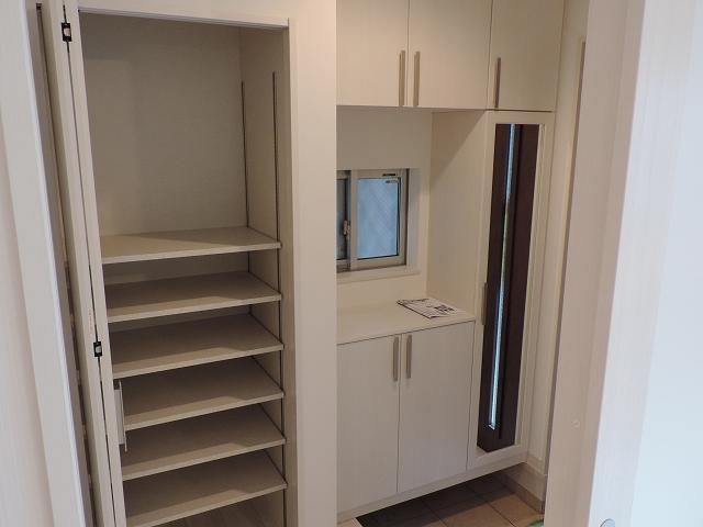 Entrance. Local (11 May 2013) Shooting