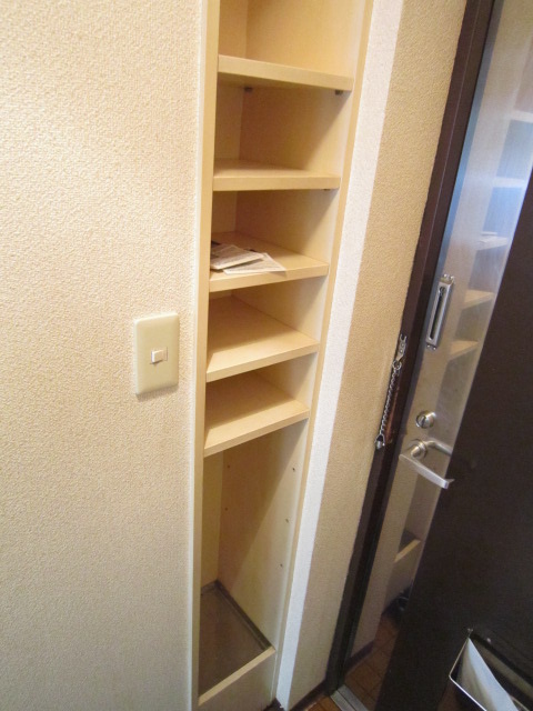 Entrance. Shoe storage