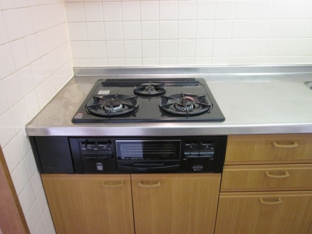 Kitchen. 3 gas stove, With grill