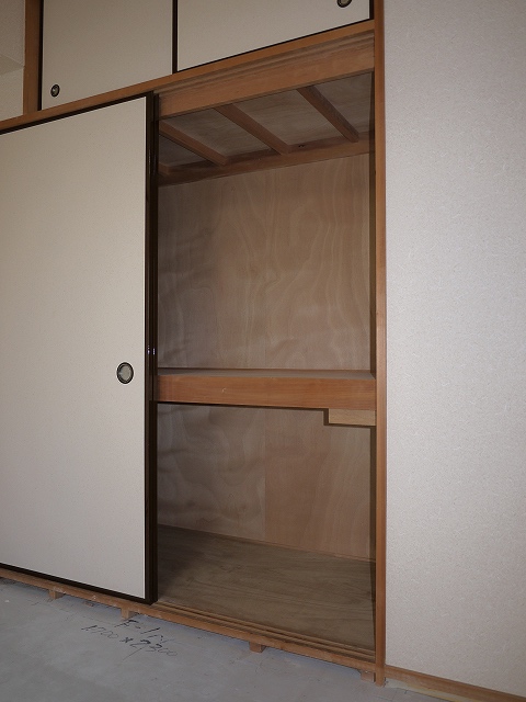 Receipt. Large storage will enter full of luggage.