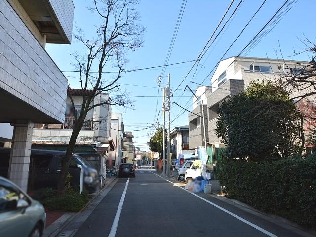 Local photos, including front road. Nerima Sekimachihigashi 1-chome, contact road situation 2013 / 12 / 6 shooting